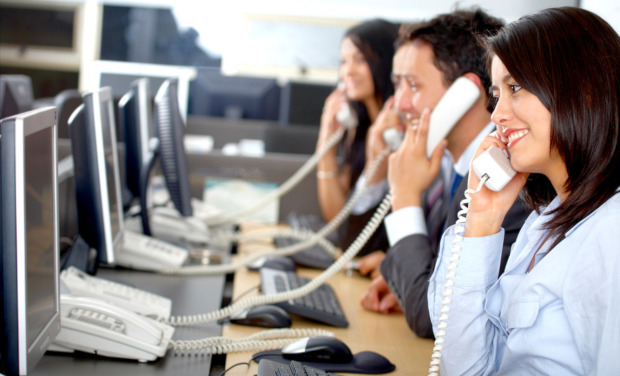 Callcenter-Mitarbeiter mit Headsets bei der telefonischen Bestellannahme