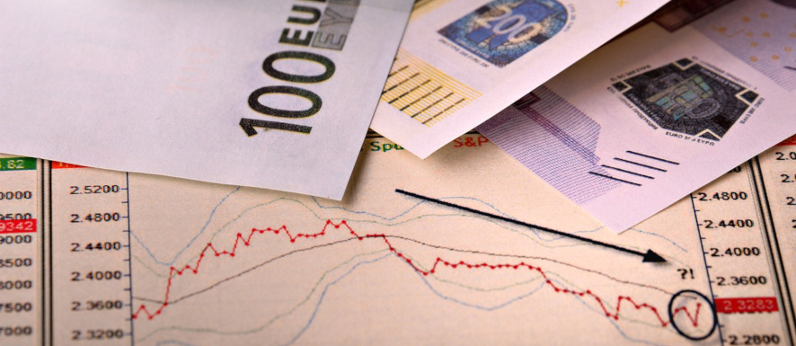 Euro-Banknoten auf Finanzdiagrammen als Illustration zur Mehrwertsteuersenkung während der Covid-19-Hilfsmaßnahmen