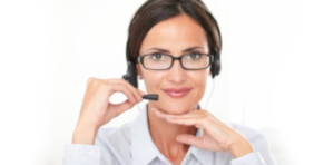 Callcenter-Mitarbeiterin mit Headset bei der telefonischen Bestellannahme