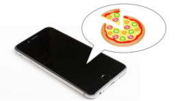 Smartphone mit einer Sprechblase und Pizza als Symbol für Restaurant-SMS