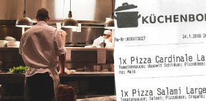Restaurantküche und Küchenbon mit den bestellten Speisen