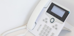 Telefonapparat mit Display als Illustration der Rufnummernkennung
