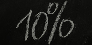 Mit Kreide geschriebene „10 %“ als Symbol für einen prozentualen Rabatt