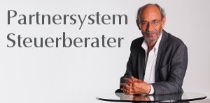 Steuerberater am Schreibtisch mit dem Hinweis „Partnersystem Steuerberater“