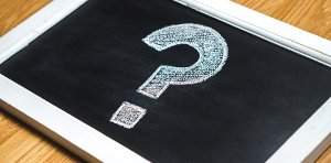 Mit Kreide gezeichnetes Fragezeichen auf einer Tafel als Symbol für Supportanfragen